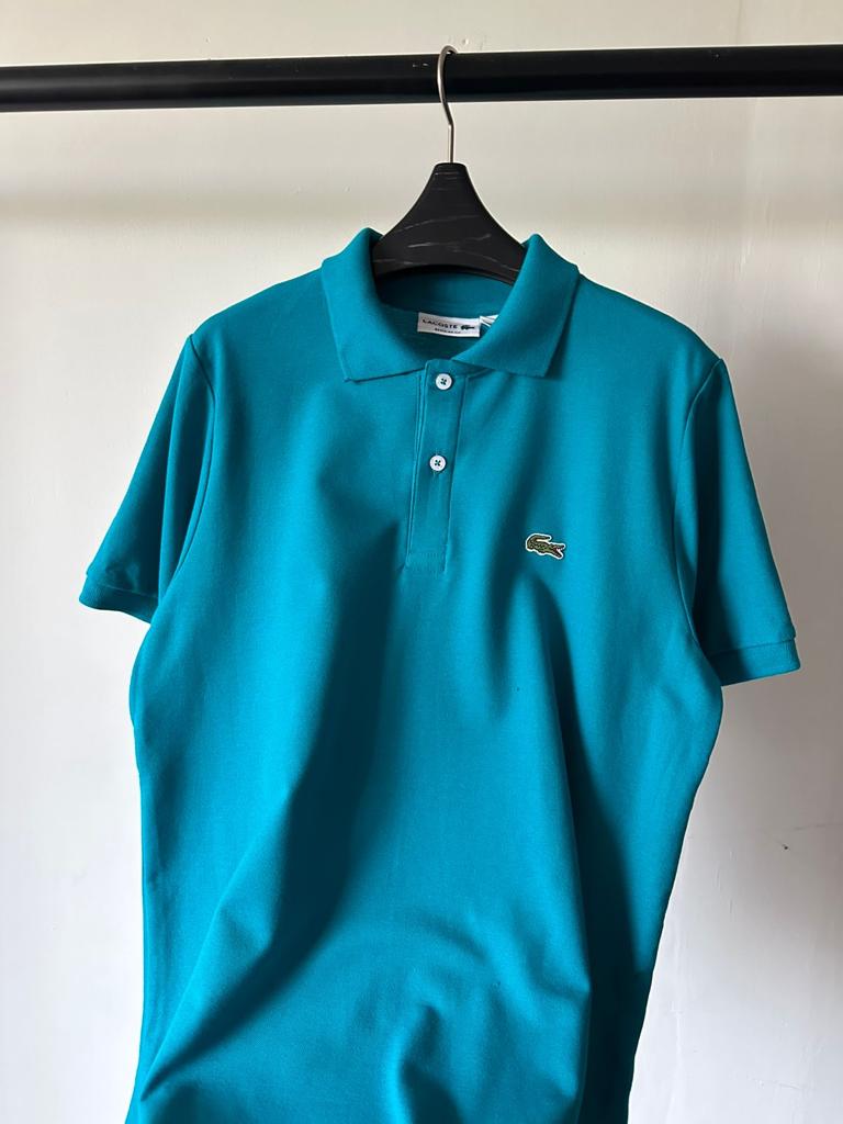 Camisero Lacoste.